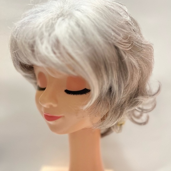Silver Pixie-Bob Wig with Feathered Layers - Picture 3 of 7